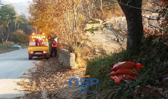 NSP통신-임실군은 겨울철 혹한에 대비해 내년 3월 15일까지 도로제설대책기간을 설정했다. 이에 따라 상습결빙구간이나 커브실 등 사고위험 지역에 모래주머니 3만여개가 배치된다. 군 관계자가 도로제설용 모래주머니를 배치하고 있다. (임실군)