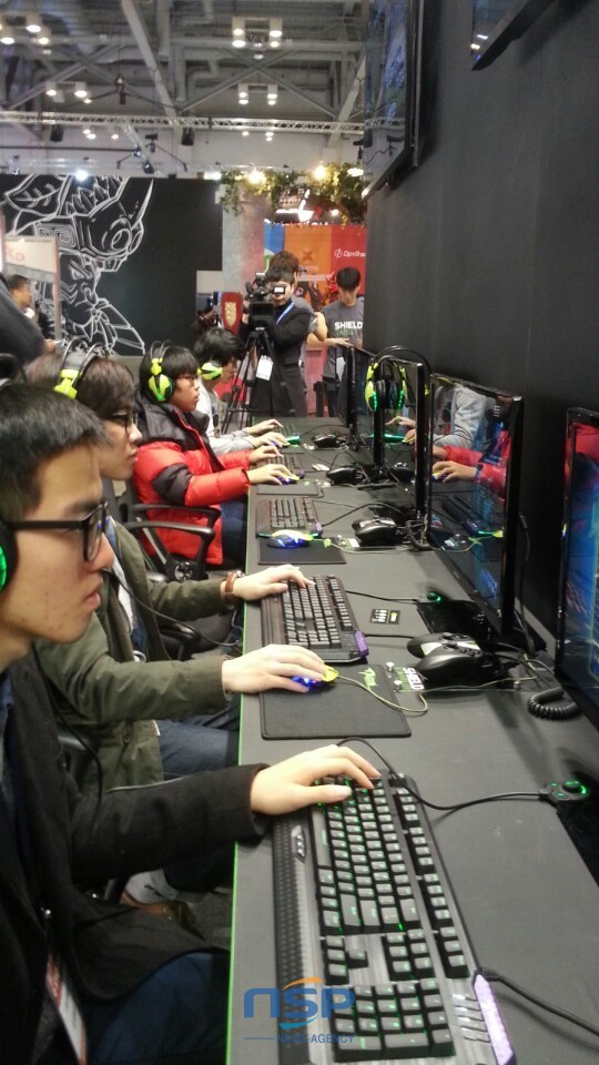 NSP통신-관람객들이 20일 2014 지스타에서 선보인 게임신작 체험판에 참가하고 있다.