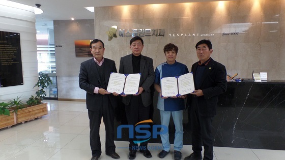 NSP통신-이홍상 탕정종합사회복지관 관장, 김양헌 염치읍장, 이기훈 예스플란트 치관 원장, 손국영 염치읍 행복키움추진단 단장(좌로부터)이 협약을 체결한 후 기념 촬영을 하고 있다. (아산시)