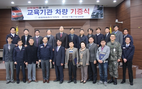 NSP통신-기증식에 참석한 본부장 신영식 전무(사진 가운데)와 차량을 기증받은 교육기관 관계자들.