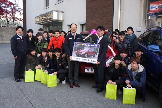 NSP통신-쌍용차 마케팅본부장 신영식 전무(사진 가운데 왼쪽)가 우송정보대학교 이병학 기계자동차설비학부 교수(가운데 오른쪽) 및 재학생들에게 차량을 전달하고 있다.