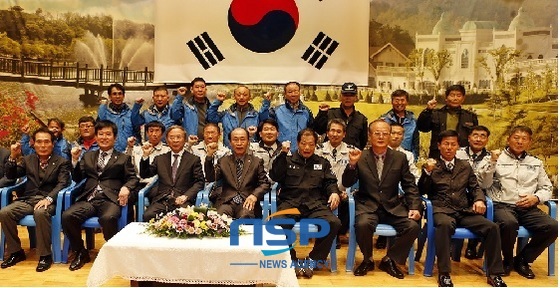 NSP통신-임실군 지율방범연합회는 군민회관에서 4대악 근절 결의대회 및 한마음 체육대회를 21일 열었다. 오른쪽부터 한완수 도의원, 문홍식 군의회의장, 심민 임실군수, 유성남 전라북도 자율방범협의회장 등 참석한 단체 인사들이 파이팅 포즈를 취하며 기념촬영 하고있다.