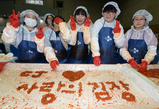 NSP통신-지난 22일 일산 킨텍스에서 열린 CJ그룹 사랑의 김장 나눔 한마당에 참가한 봉사자들이 김장을 담그며 즐거운 시간을 보내고 있다.