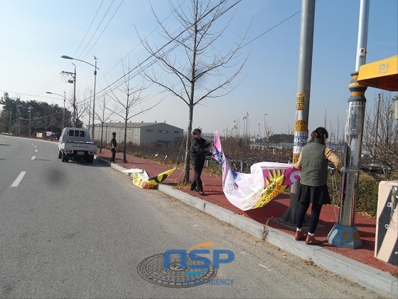 NSP통신-천안시 서북구가 불법현수막 일제 정비에 나서 현수막을 정비하고 있다. (천안시)