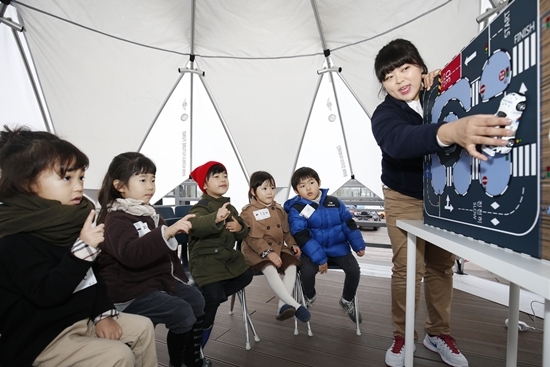 NSP통신-BMW 코리아 미래재단 키즈 드라이빙 스쿨에서 교통안전교육 체험 중인 어린이들