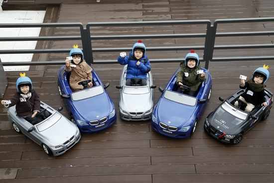 NSP통신-BMW 코리아 미래재단 키즈 드라이빙 스쿨에서 교통안전교육 체험 중인 어린이들