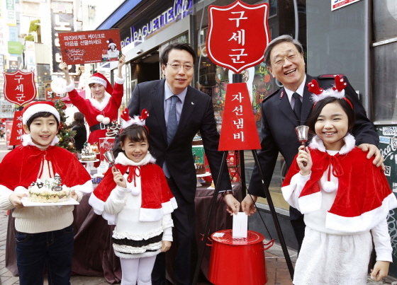 NSP통신-파리바게뜨가 25일 종로구 명륜동 파리바게뜨 카페대학로점에서 2014년 구세군 1호 성금 전달식을 개최했다. (파리바게뜨 제공)
