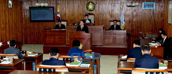 NSP통신-최형식 담양군수가 25일 군의회 본회의장에서 시정연설을 하고 있다. (담양군)