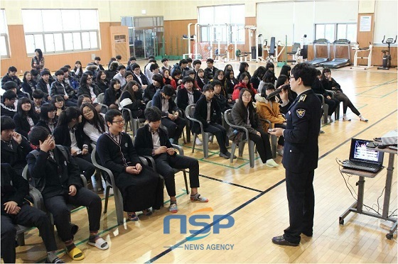 NSP통신-학교폭력전담 경찰관 김유창 경사가 고산고등학교를 찾아 1학년 전체 학생들을 대상으로 학교폭력 예방을 위한 범죄예방특강을 실시하고 있다 (사진제공=완주경찰서)