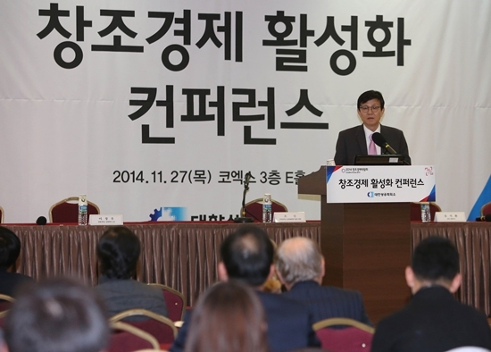 NSP통신-이장우 경북대 교수가 한국경제의 골든타임과 창조경제를 주제로 발표를 하고 있다.