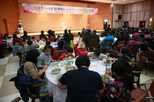 [NSP PHOTO]스포츠봉사단, 곡성서 사랑의 자장면 나눔 행사 가져