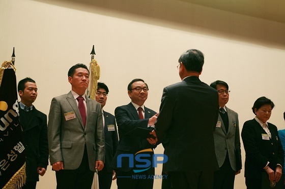 NSP통신-이문수 병원장이 김학현 공정거래위원회 위원장으로부터 표창장을 받고 있다. (순천향대 천안병원)