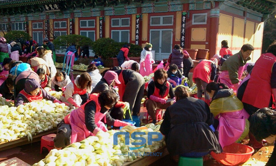 NSP통신-3일 동남지방통계청 직원 20여 명이 몰운대사회복지관 주관으로 진행된 사랑의 김장김치 나누기 행사에 참여해 김장김치를 담그고 있다. (동남지방통계청 제공)