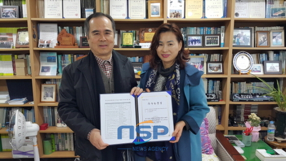 NSP통신-우수논문상을 수상한 오연재 박사(오른쪽)가 환하게 웃고있다. (홍철지 기자)