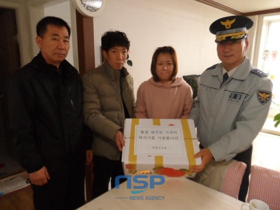 [NSP PHOTO]익산서 부송지구대, 소외 가정에 김장김치 100포기 전달