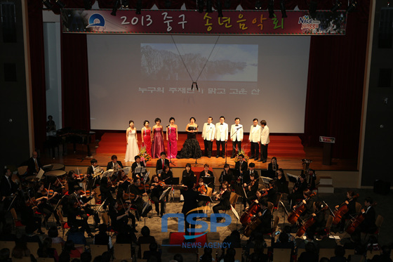 NSP통신-지난 2013년 12월 5일 오후 7시 롯데백화점 광복점에서 진행된 중구 송년음악회에서 혼성합창단이 오케스트라와 함께 공연을 하고 있다. (중구청 제공)