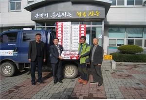 [NSP PHOTO]장수군 한인호 상민농장 대표,  소외된 이웃돕기 사과 70상자 기탁