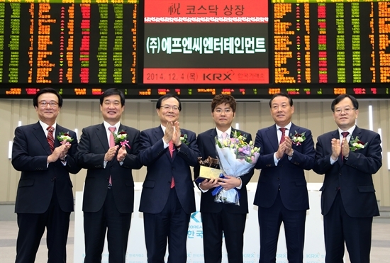 NSP통신-상장기념패 전달 후 기념촬영 왼쪽부터 진수형 한국IR협의회 회장, 유창수 유진투자증권 대표, 최경수 한국거래소 이사장, 한성호 (주)에프엔씨엔터테인먼트 대표. 정지완 코스닥협회 회장, 김재준 한국거래소 코스닥시장위원회 위원장
