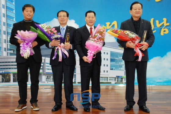 NSP통신-농협전남지역본부가 지난 3일 실시한 축산물 판매 달성탑 시상식. (농협전남지역본부)