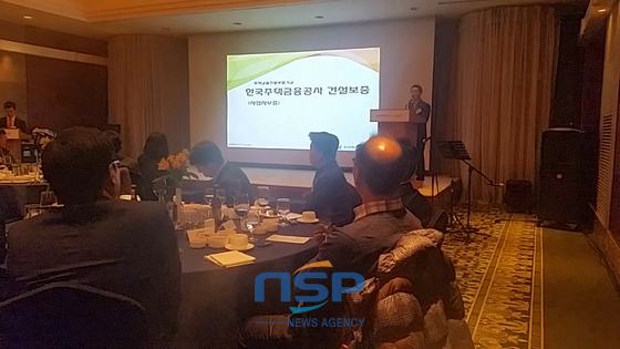 NSP통신-한국주택금융공사 관계자가 한양건설과 디벨로퍼들에게 건설보증 상품에 대해 설명하고 있다. (임창섭 기자)