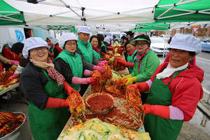 [NSP NEWS Image]새마을운동의령군지회  2014년 김장김치 담가주기 행사 열어