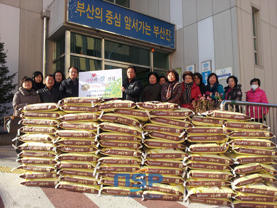 NSP통신-5일 부암1동 통장친목회 여우걸 회장(왼쪽에서 여섯 번째)이 부암1동 김재흥 동장(왼쪽에서 다섯 번째)에게 쌀 전달식을 하고 있다. (부산진구청 제공)