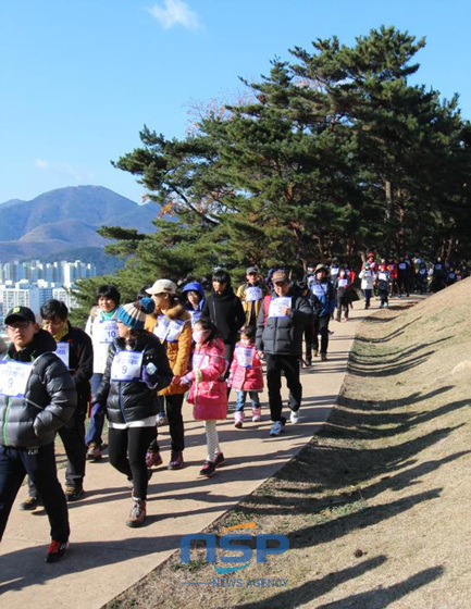 NSP통신-6일 제1회 북정고분군·신기산성 역사지구 가족걷기대회 참가자들이 북정리 고분군 주위를 걷고 있다. (양산시청 제공)