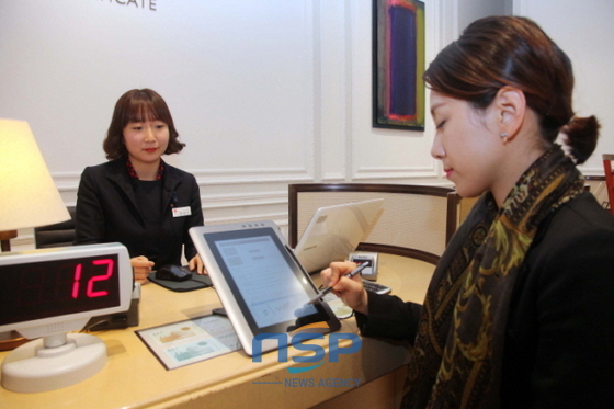 NSP통신-광주신세계 상품권샵에서 한 여성 고객이 태블릿 모니터를 통해 전자서명을 하고 있다 (광주신세계)