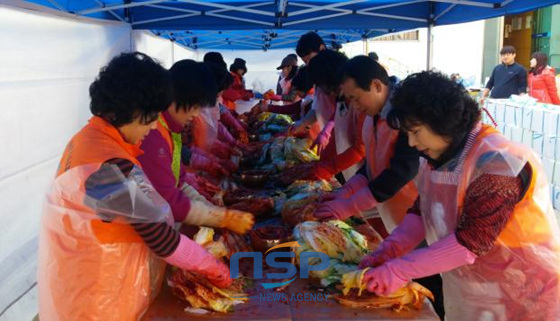 NSP통신-10일 새통영새마을금고 주차장에서 여성자원봉사대 회원들이 김장을 하고 있다. (통영시청 제공)