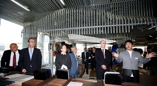 NSP통신-행사에 참석한 주한외교사절들이 현대모터스튜디오에 전시된 전시물 등을 관람하며 설명을 듣고 있는 모습.