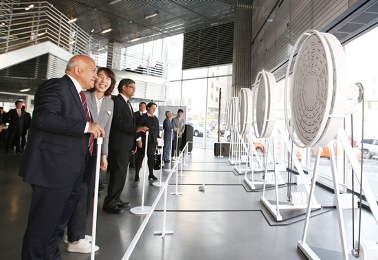 NSP통신-행사에 참석한 주한외교사절들이 현대모터스튜디오에 전시된 전시물 등을 관람하며 설명을 듣고 있는 모습.