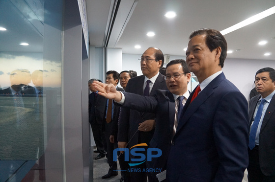 NSP통신-응웬 뗀 중 베트남 총리(오른쪽에서 두 번째)가 부산신항을 둘러보고 있다. (부산항만공사 제공)