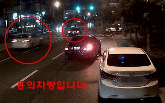 NSP통신-지난 11일 오전1시 50분쯤 용의 차량이 신문배달원 A(32) 씨를 들이받고 달아나고 있다. (부산경찰SNS 제공)