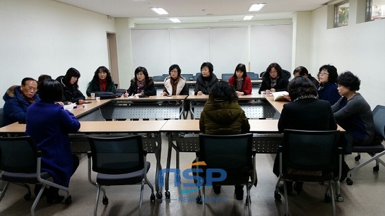 NSP통신-12일 충남 부여한글학교 문해교육사 12명이 군산시를 방문해의 문해교육 우수사례에 대해 설명을 듣고 있다.