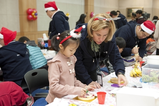 NSP통신-메르세데스-벤츠 관계사 임직원들이 인천 향진원 아동들과 함께 크리스마스 타르트와 케이크을 만들고 있다.