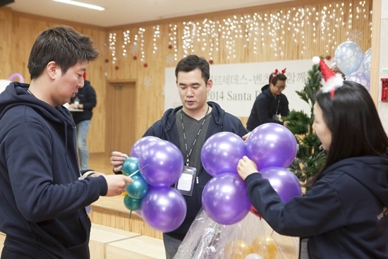 NSP통신-메르세데스-벤츠 관계사 임직원들이 인천 향진원에서 메르세데스-벤츠와 함께의 올해 마지막 프로그램인 산타 데이 봉사에 참여하고 있다.