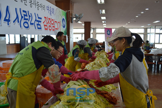 NSP통신-13일 부산세관 구내식당에서 부산세관 봉사모임 여울회 회원들이 김장을 하고 있다. (부산세관 제공)