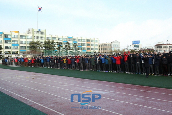 NSP통신-광주서석중ㆍ고등학교가 16일 오전 학교 운동장에서 초대형 태극기 게양식을 갖고 있다. (광주시교육청)