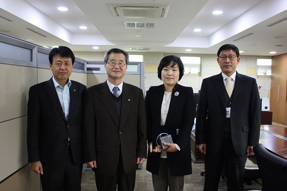 NSP통신-2014 한국은행 총재 포상을 실시후 신원섭 한국은행 전북본부장(가운데 왼편) 심숙희 전북은행 차장(가운데 오른편)이 기념촬영을 했다