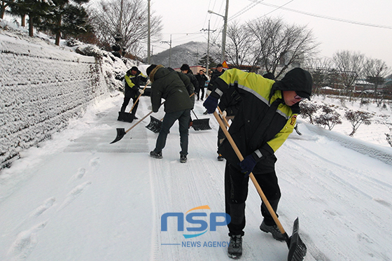 NSP통신-17일 임실군 관촌면에서 면사무소 직원과 자원봉사자들이 제설작업을 하고 있다