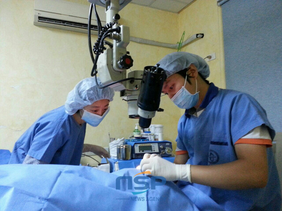 NSP통신-필리핀에서 고신대복음병원 의료진들이 안과수술을 진행하고 있다. (고신대복음병원 제공)