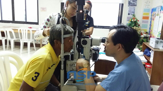 NSP통신-고신대복음병원 의료진들이 필리핀 안과질환 환자에게 검사를 실시하고 있다. (고신대복음병원 제공)