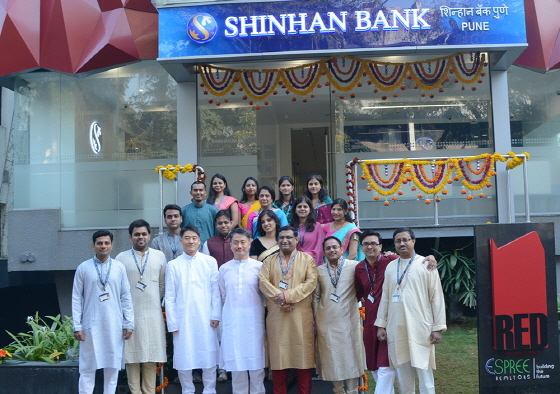 NSP통신-22일 인도 마하라수트리주 푸네시에 위치한 푸네지점 개점을 앞두고 임상진 푸네(Pune) 지점장(앞줄 왼쪽에서 4번째)과 현지직원들이 푸네지점 앞에서 기념촬영을 하고 있다.