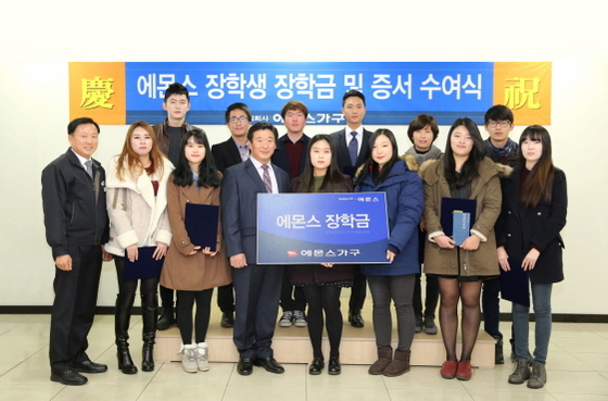 NSP통신-2015 에몬스 장학생 8기에게 장학금 및 증서를 수여하고 있다 (에몬스 제공)