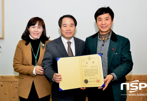 NSP통신-담양군이 전라남도 2014년 양성평등 추진실적 평가에서 최우수 기관에 선정·수상하고 있다. (담양군)