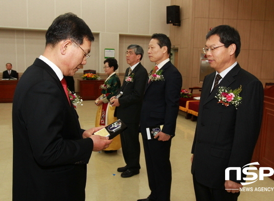 NSP통신-최종근 교수가 올해의 전남교육상을 수상하고 있다 (순천대)