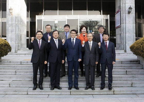 NSP통신-이남호 전북대 총장(아랫줄 가운데)이 30일 집행부 보직교수들에게 사령장을 교부하고 기념촬영을 하고 있다