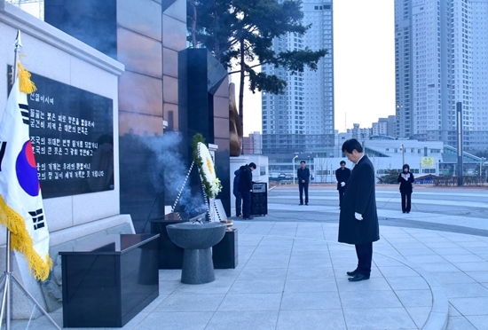 NSP통신-최성 고양시장이 일산 서구 덕이동 현충탑에서 참배하고 있다.