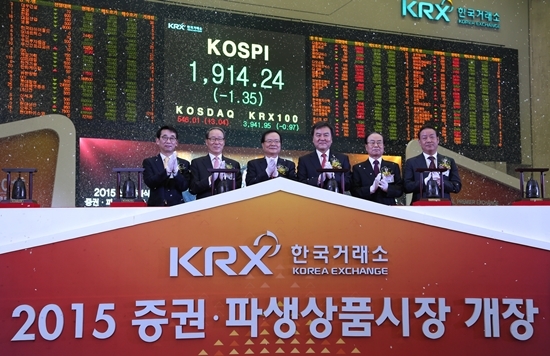 NSP통신-왼쪽부터 김군호 코넥스협회 회장, 정구용 상장회사협의회 회장, 최경수 한국거래소 이사장, 신제윤 금융위원회 위원장, 박종수 금융투자협회 회장, 정지완 코스닥협회 회장