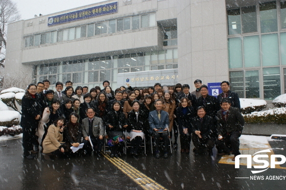 NSP통신-2일 화순교육청이 시무식 직후 눈발 속에서 가진 새해 다짐. (화순교육청)